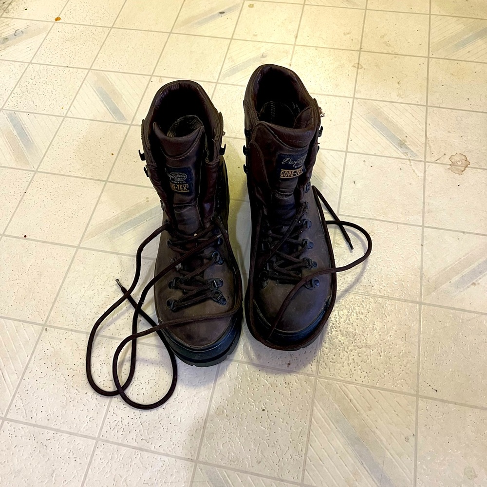 This is a size nine pair of vintage. Never worn. Non biodegradable soles.